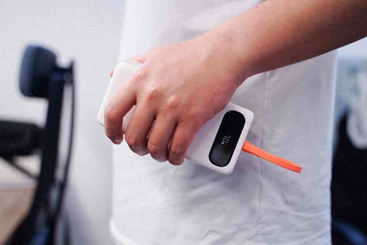 倍思充电宝深度评测:挂绳快充线一体设计,20W快充性能解析 倍思充电宝深度评测:挂绳快充线一体设计,20W快充性能解析