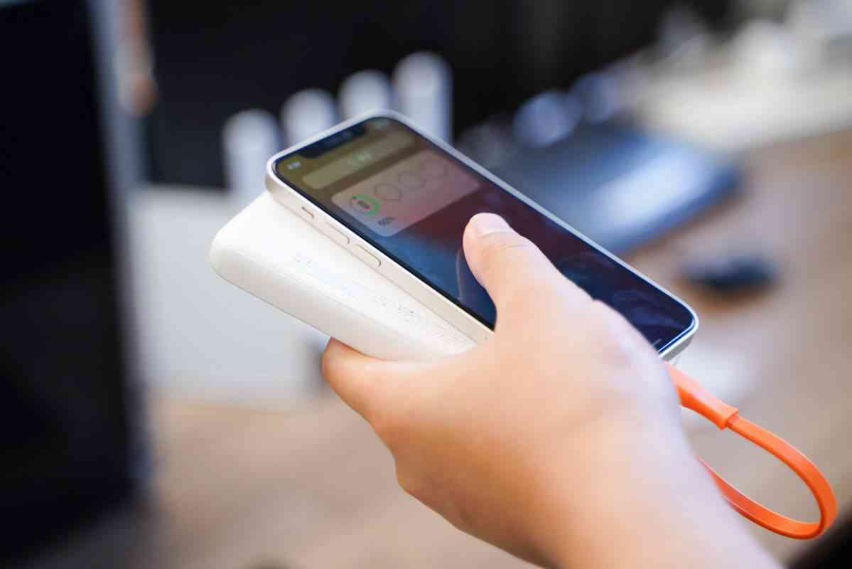 倍思充电宝深度评测:挂绳快充线一体设计,20W快充性能解析 倍思充电宝深度评测:挂绳快充线一体设计,20W快充性能解析