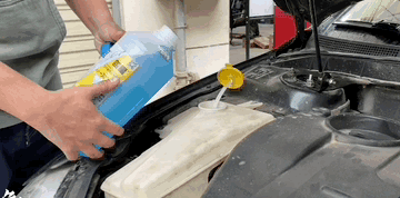 防冻玻璃水全方位实测:价格悬殊10倍,核心差异深度解析 防冻玻璃水全方位实测:价格悬殊10倍,核心差异深度解析