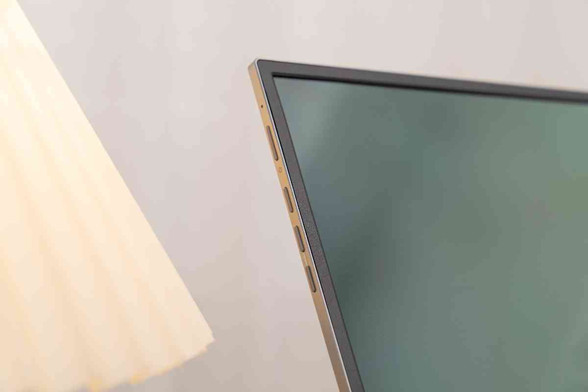 华硕显示器怎么样 色域高更轻薄 华硕ZenScreen OLED MQ16AH便携显示器测评